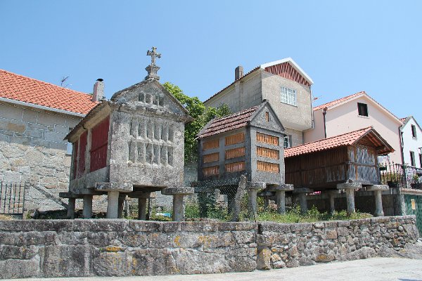 Výrazným architektonickým prvkem  v celé Galicii jsou horreos - sýpky, chránící úrodu před hlodavci